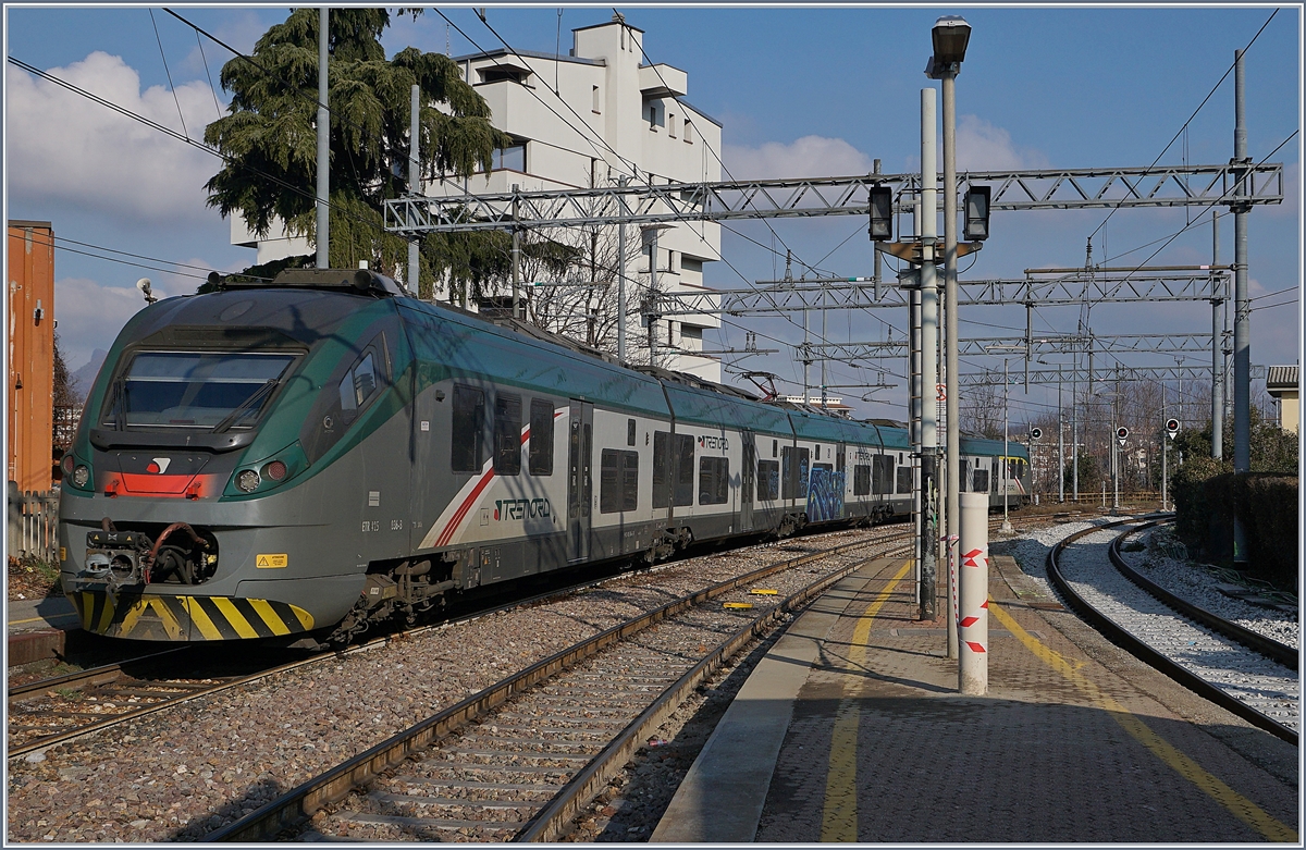 The Trenord ETR 245 036-3 is leaving Varese on the way to Porte Ceresio.
16.01.2018