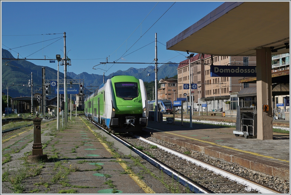 The Trenord ETR 421 036 (94 83 4421 836-7 I-TN) comming from Milano is arriving at Domodossola. 

25.06.2022