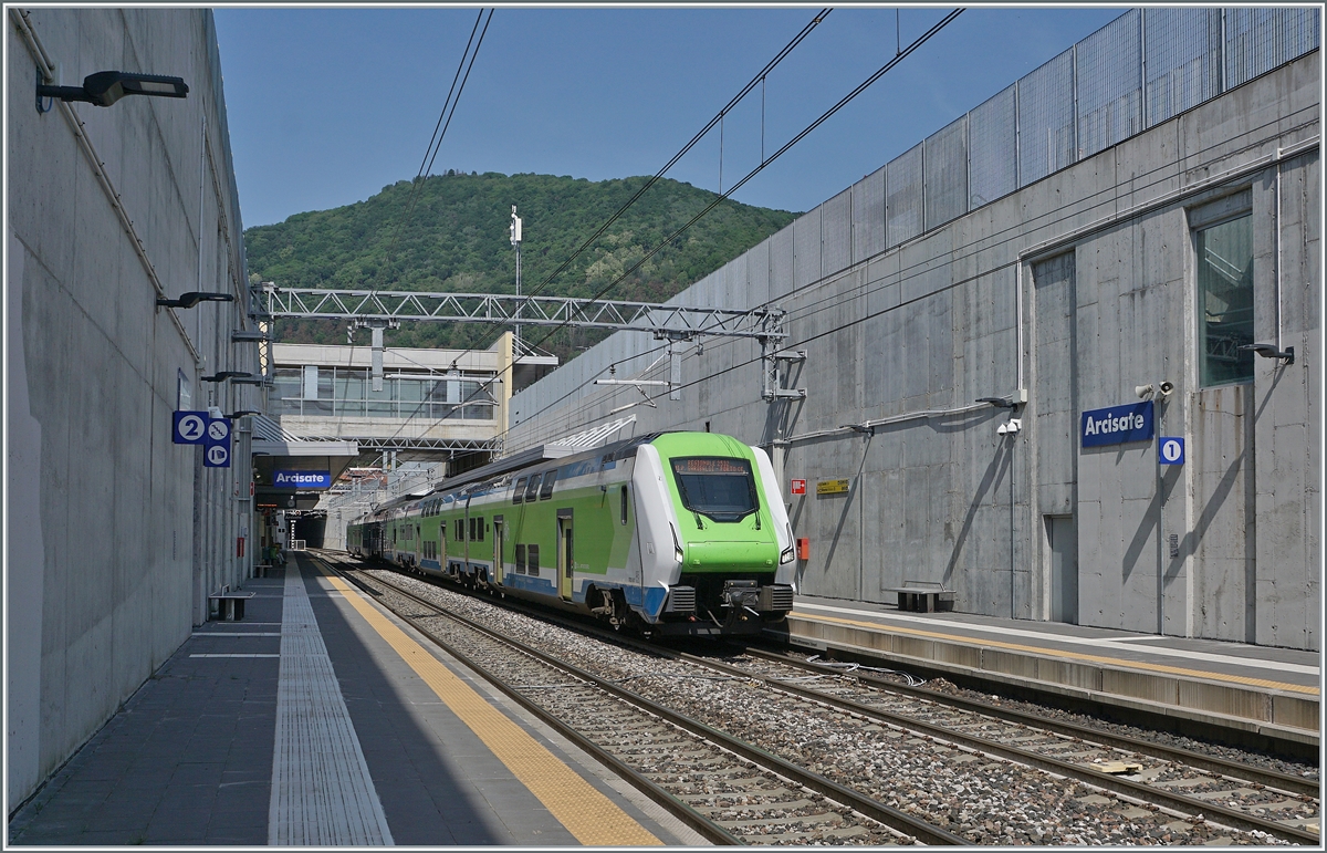 The Trenord ETR 521 037  ROCK  on the way from Milano Porta Garibaldi to Porto Ceresio in Arcisate. 

23.05.2023
