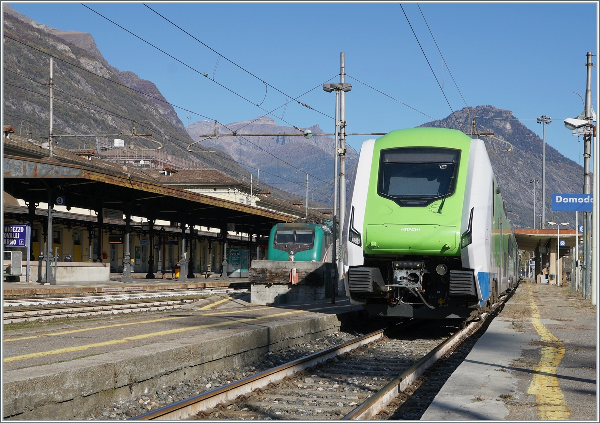 The Trenord Hitachi ETR 421 034 in Domodossola.

28.10.2021