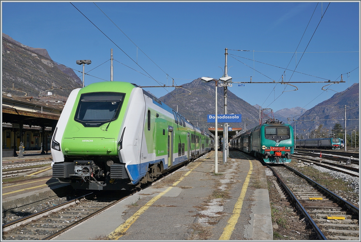 The Trenord Hitachi ETR 421 034 and in the background the FS E 464 122 in Domodossola. 

28.10.2021