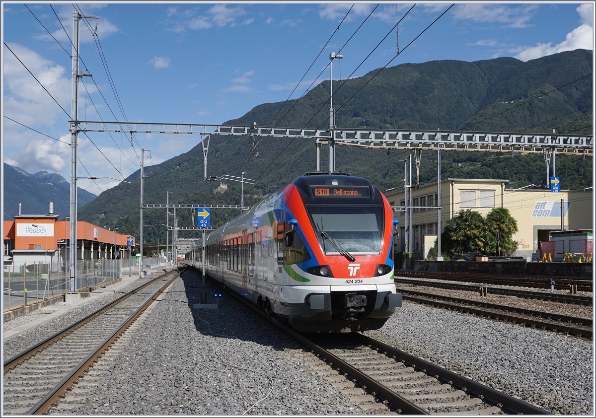 The TRILO RABe 524 204 and an other one on the way to Bellinzona in Giubiasco. 

25.09.2019