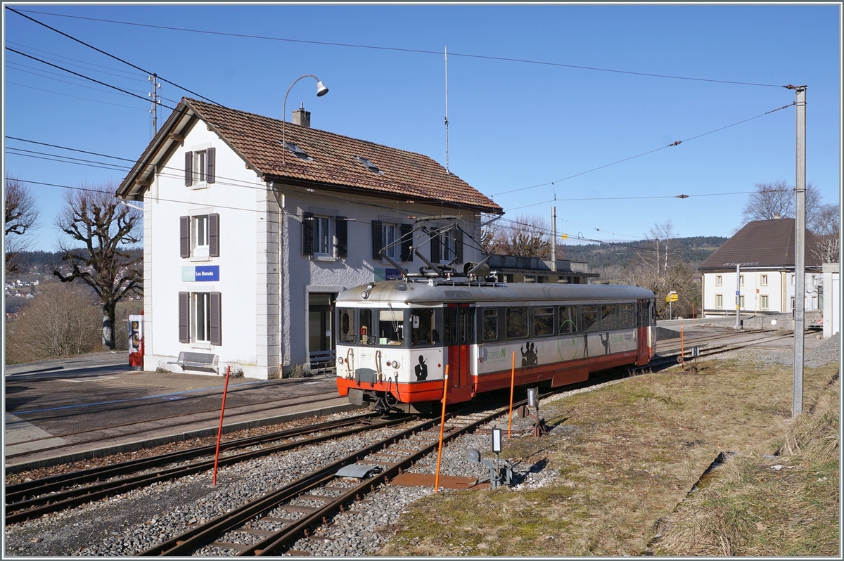 The TRN (TansN, ex cmn) BDe 4/4 N° 3 waits in Les Brenets for the return journey as R 24 to Le Locle. The route was actually supposed to have been laid at the end of 2023, but the storm damage caused on July 24, 23 was repaired and the railway should now continue to run until 2031. It should be noted that the BDe 4/4 3 and 5, manufactured in Italy in 1950, have now been in use for 74 years! If there were an increase in  sustainability  it would probably be  BDe 4/4 N° 3 ... February 3, 2024