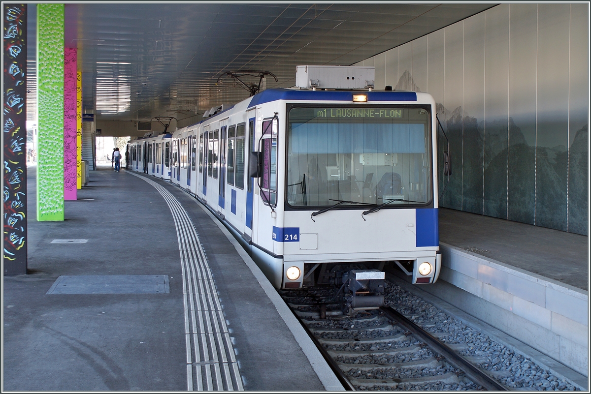 The TSOL TL Be(m) 550 214 (m1) and an other one ont the way to Lausanne Flon is waiting in Renens VD his departure. 

09.02.2023