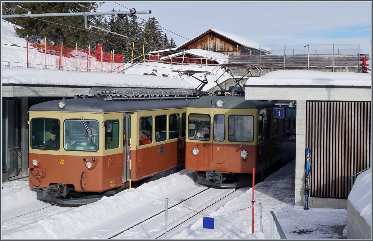 The two BLM railcars Be 4/4 22 and 31 cross each other in Winteregg and are ideal for a comparison.
While the Be 4/4 21 - 23 were built for the BLM, the Be 4/4 31 only came to the BLM later. The apt name “Lisi” comes from its former area of ​​operation; at the SNB the trains were called “Bipperlisi”.
Interesting thing about the Be 4/4 21 - 23: the front seats next to the locomotive driver are freely accessible and are very much appreciated
Jan 16, 2024