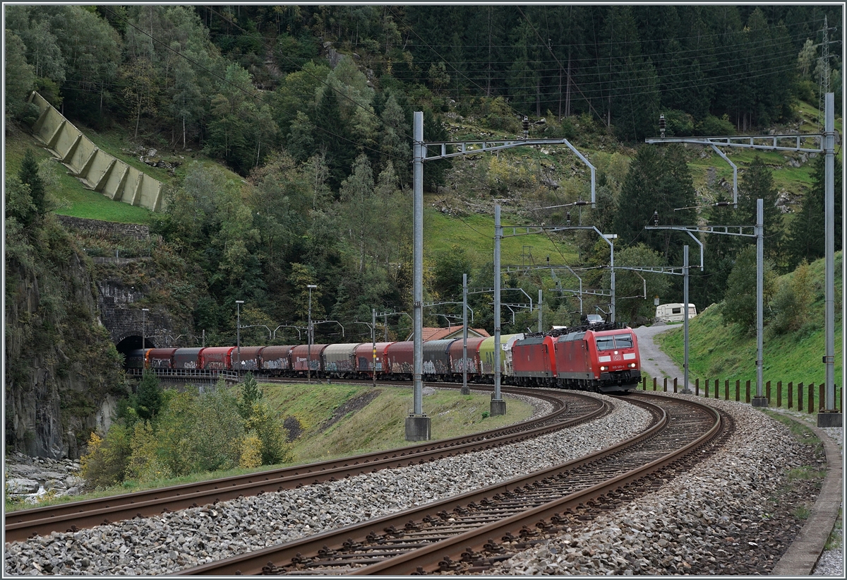 The two DB 185s with the DB 185 129-4 in the lead are on their way towards Erstfeld with a freight train in the  Wattinger Curve , which is well known to photographers.

Oct 19, 2023
