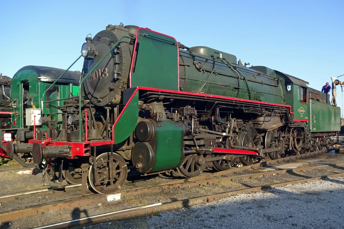The very last NMBS/SNCB steam loco in normal service was 29.013 in 1966, one of about 280 1D US engines. As the only one of this class in Belgium, she became instantly a designated museum loco even before the last official scheduled steam trip to Dendermonde. On 21 September 2019 she was guest with the CFV3V and receives attention at Mariembourg. Another member of this type rides in HUngary as 411.118 'Truman'.