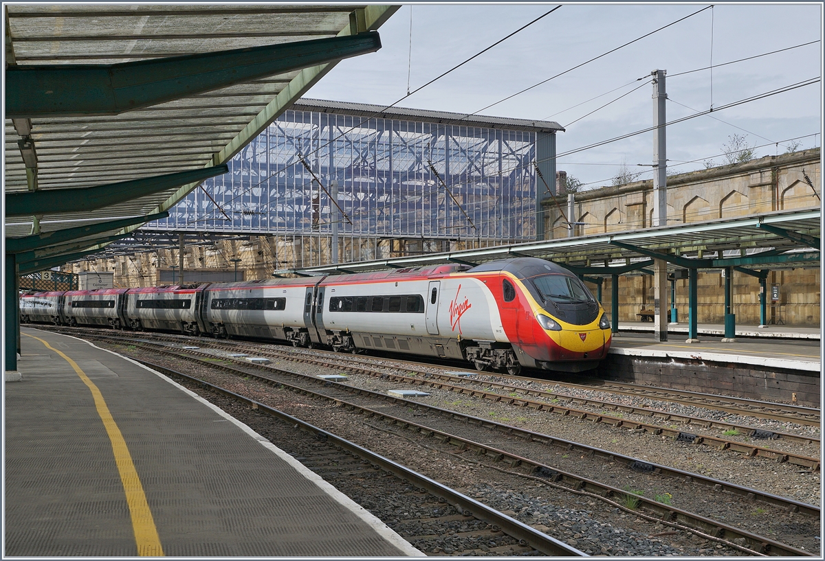 The Virgin Pendolino 390 112 by his stop in Carlisle.
27.04.2018