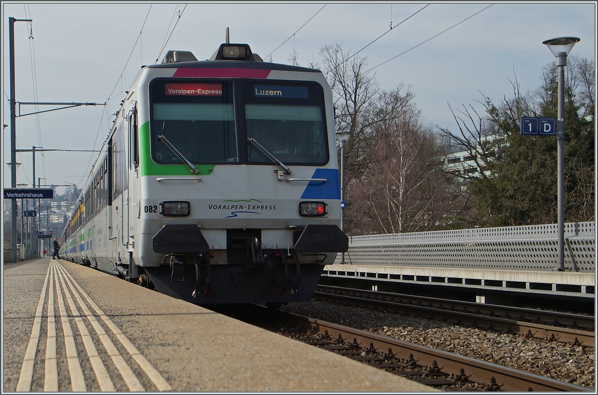 The  VoralpenExress  from St Gallen to Luzern by his stop in The  Verkehrshaus  Station.
17. März 2015