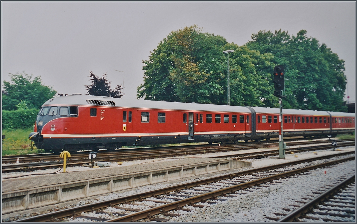 The VT 612 507-4  Stuttgarter Rössle  in Lindau Hbf. 

analog picture 14.06.1996