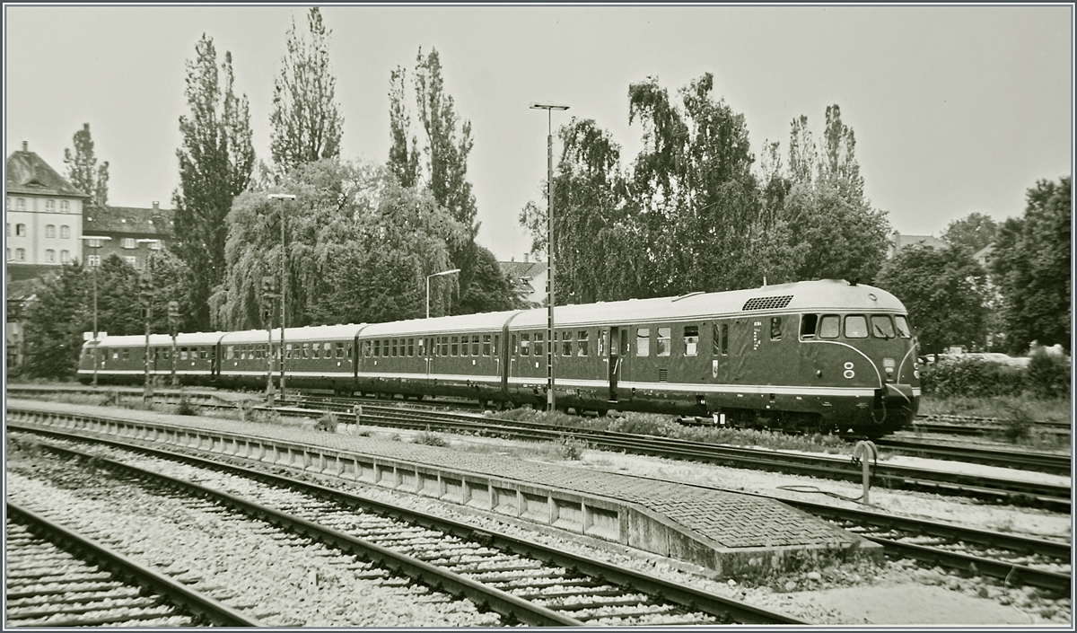 The VT 612 507-4  Stuttgarter Rössle  in Lindau Hbf. 

analog picture 14.06.1996