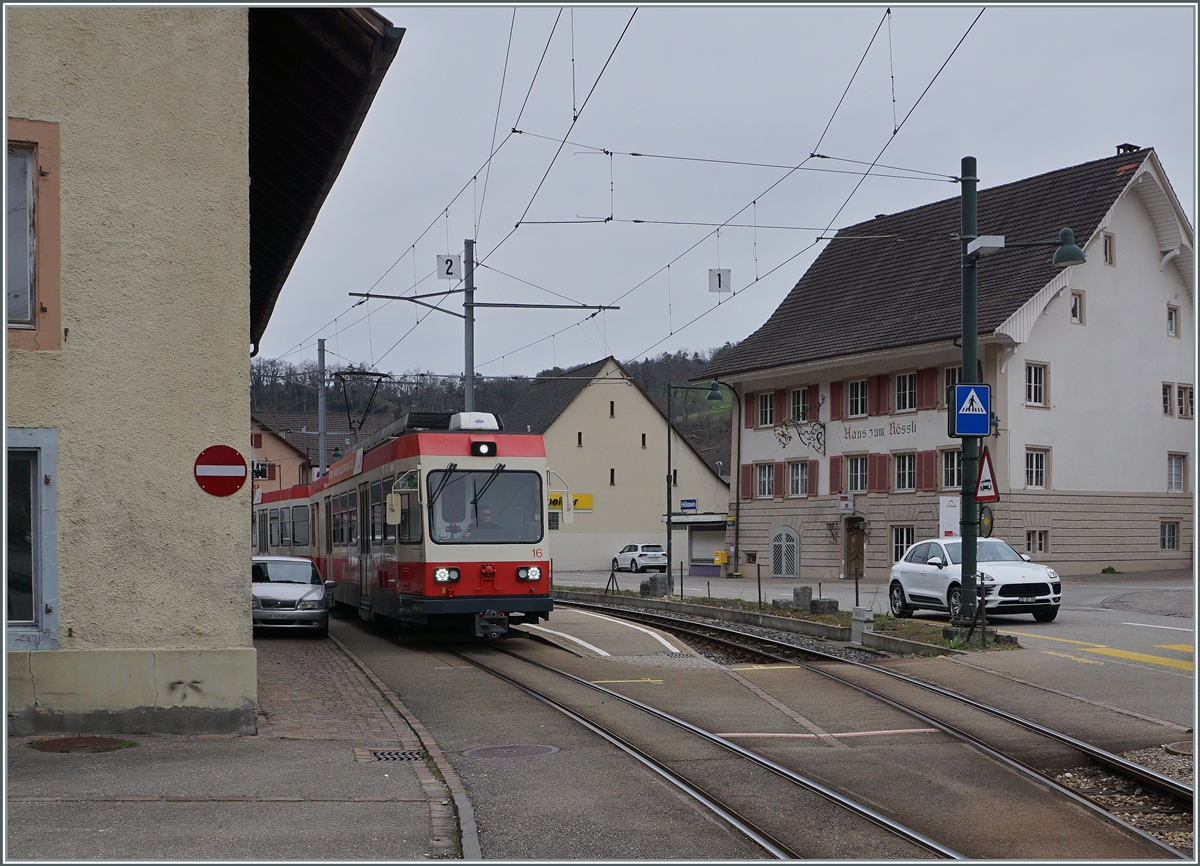 The Waldenburger Bahn (WB) BDe 4/4 16 in Hölstein on the way to Waldenburg. 

21.03.2021