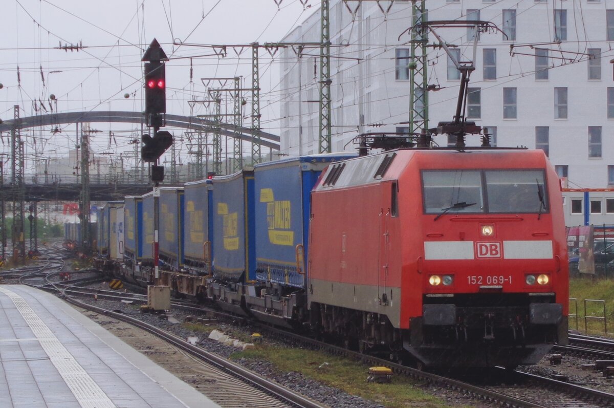 The weather on 14 September 2017 was inclement at Würzburg Hbf during the passing by of 152 069 with an LKW Walter intermodal train. 