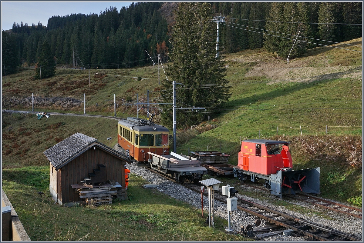 The Winteregg Station with a BLM local train to Mürren and the X 25. 

16.10.2018