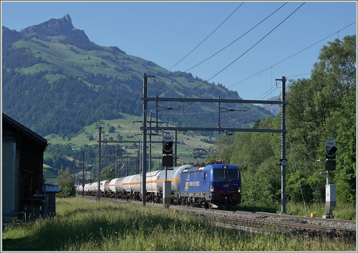The WRS 475 901 with a Cargo Train by Mülenen. 

14.06.2021