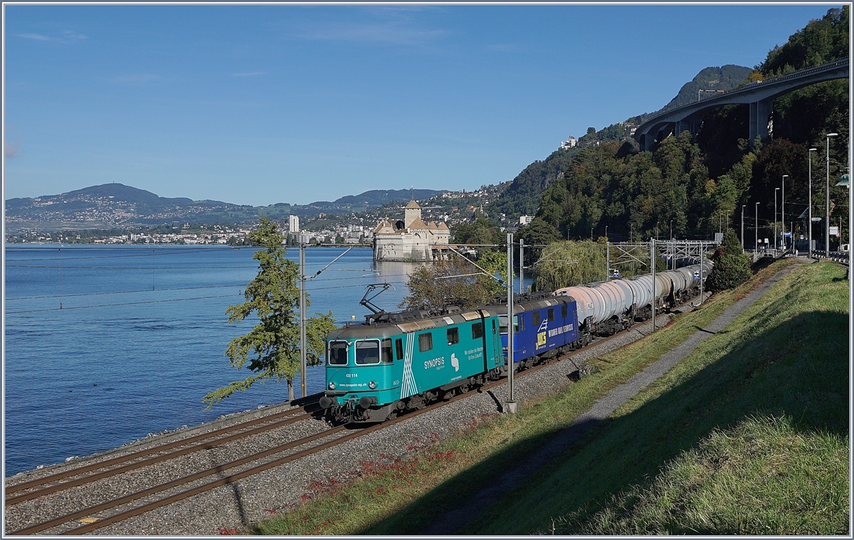 The WRS Re 430 114 and an other one with a cargo train near Villenevue; in the background the Castle of Chillon.

11.10.2019