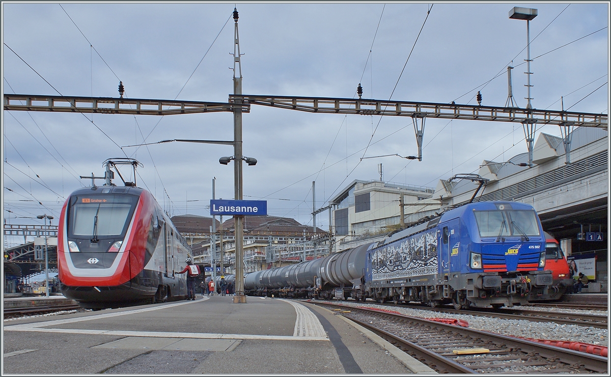 The WRS Vectron Re 475 902 (91 85 4475 902-3 CH-WRSCH) with a Cargo Service and SBB RABe 502  Twindexx  on the way to Geneva in in Lausanne.

17.02.2023