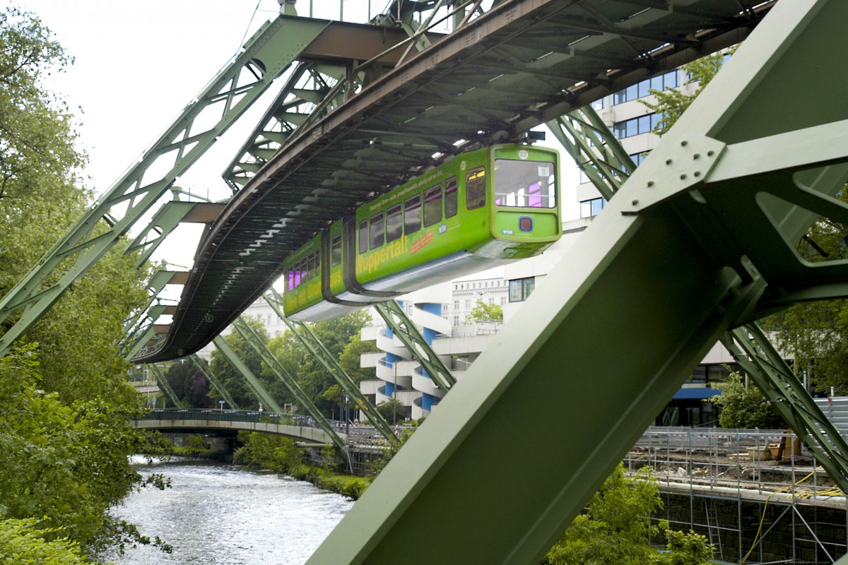 The Wuppertal Suspension Railway at Alsenstraße. Date: 18. May 2007.