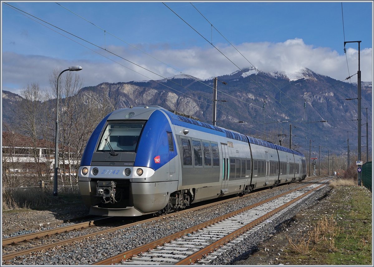 The Z 27 742 on the way to Bellegarde is arriving at St Pierre en Faucigny. In the backgraound the Semaphor from St Pierre en Faucigny.

21.02.2020 