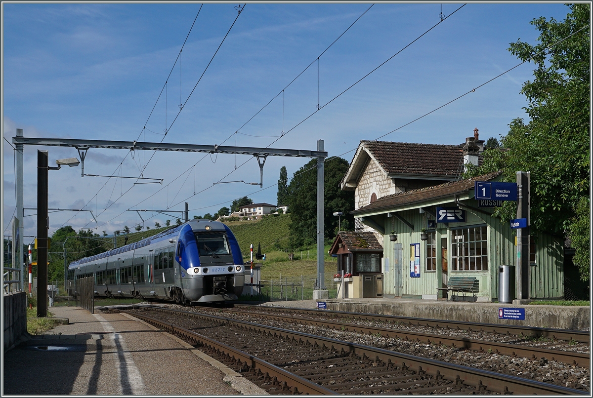 The Z 82717 on TER Service 96605 from Bellegarde to Geneva in Russin.
20.06.2016
