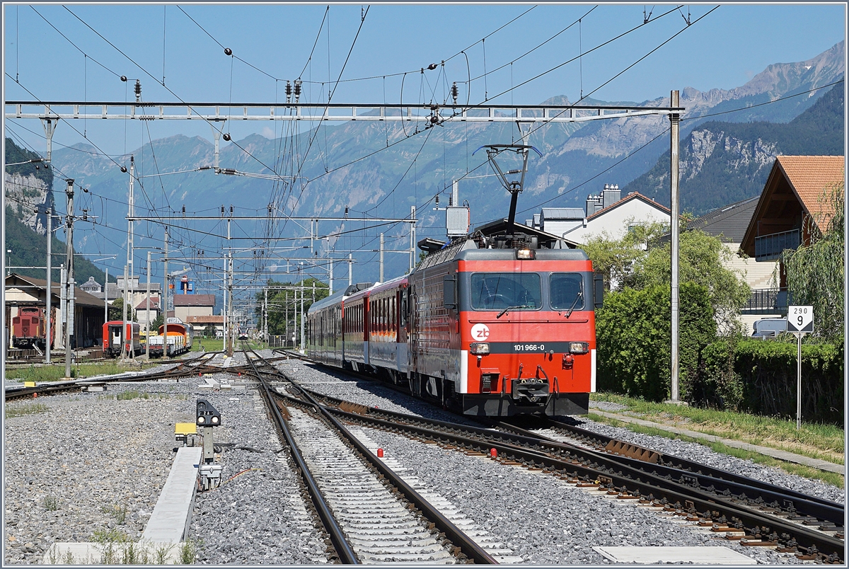 The zb 101 966-0 is arriving with a Special Service from Luzern to Interlaken East in the Meirigen Station. 
30.06.2018