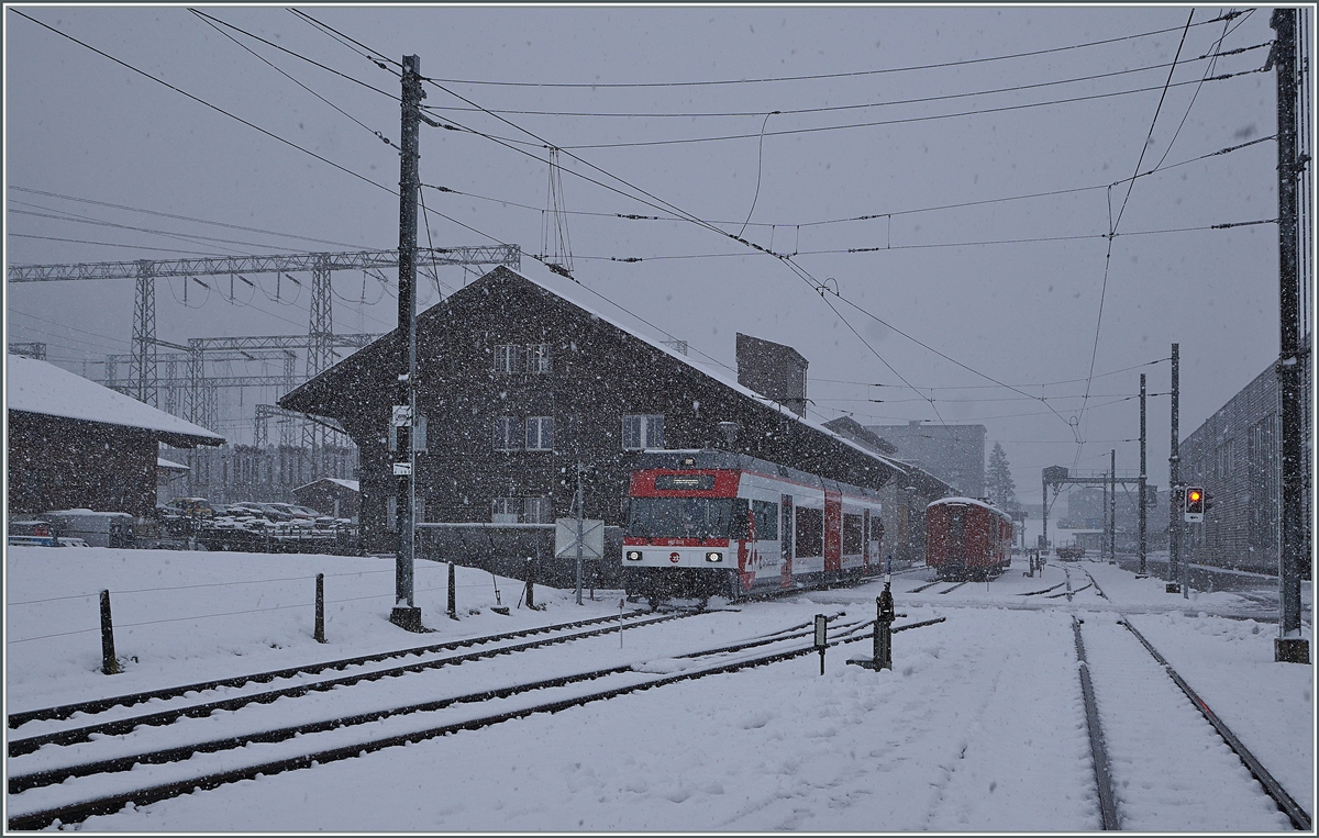 The zb Be 125 013 (90 85 847 0013-6) is leaving Innertkirchen on the way to Meiringen. 

16.03.2021