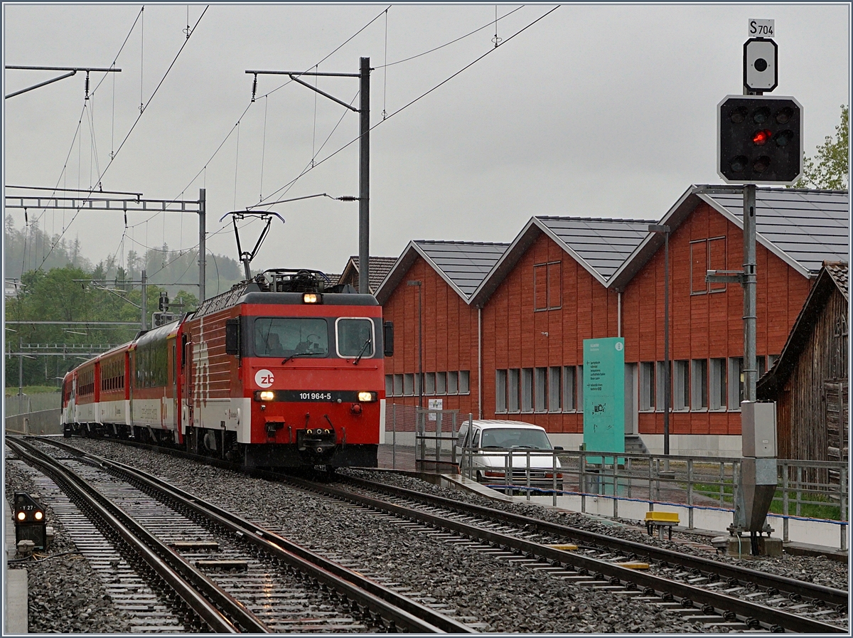 The zb HGe 101 964-5 wiht a  Engelberg -Express by Kries Mattenhof.
06.05.2017
