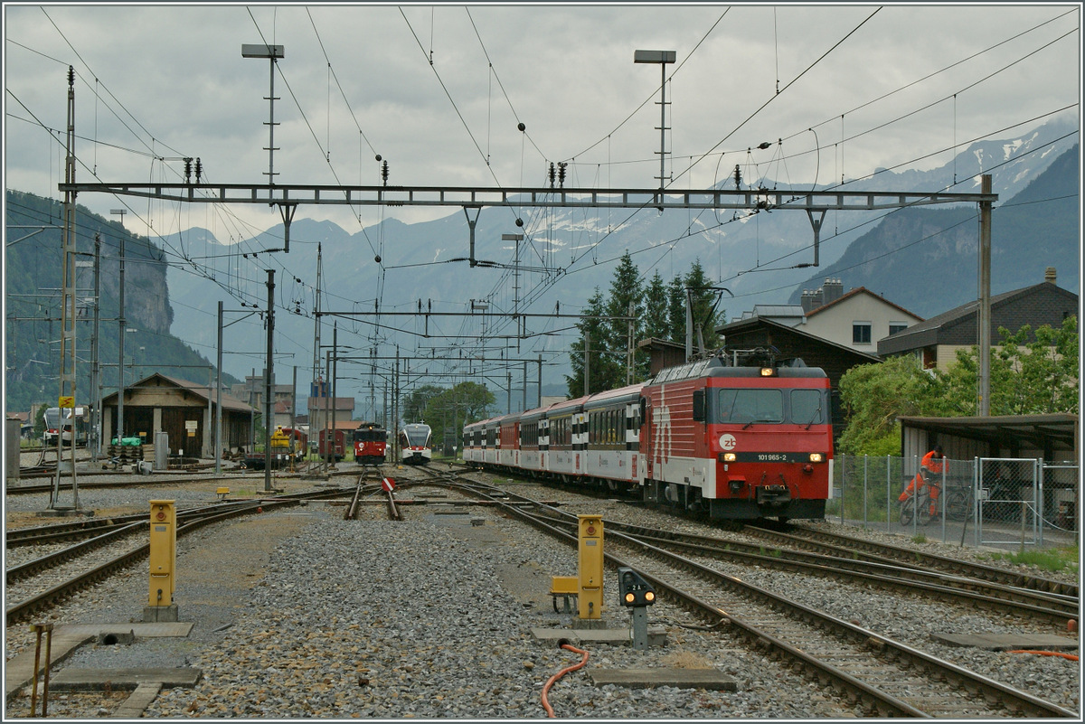 The  zb  HGe 101 965-2 wiht an IR from Luzern to Interlaken is arriving at Meirigen.
01.06.2012