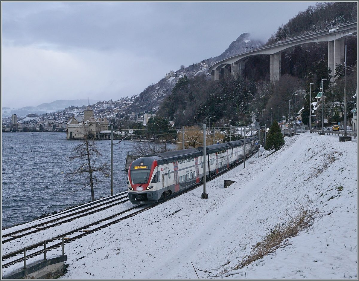 There is not very often snow on the laksite by Villenveuve: The SBB RABe 511 036 on the way to St Maurice.

25.01.2021