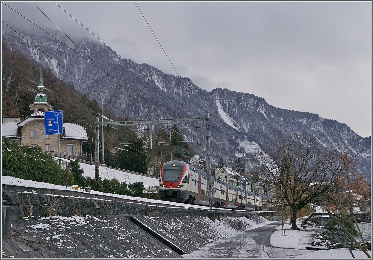 There is not very often snow on the laksite by Villenveuve: The SBB RABe 511 119 and 107 on the way to Annemasse and Geneva. 

25.01.2021