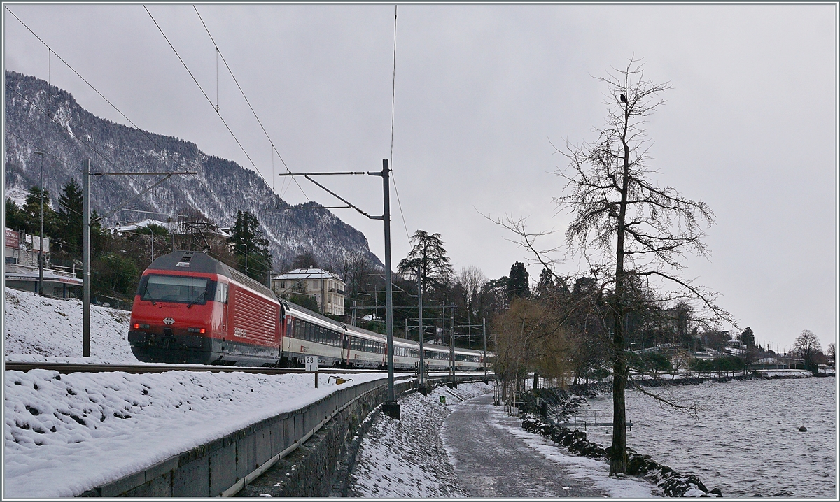 There is not very often snow on the laksite by Villenveuve: A SBB Re 460 with an IR90 on the way to Brig.

25.01.2021