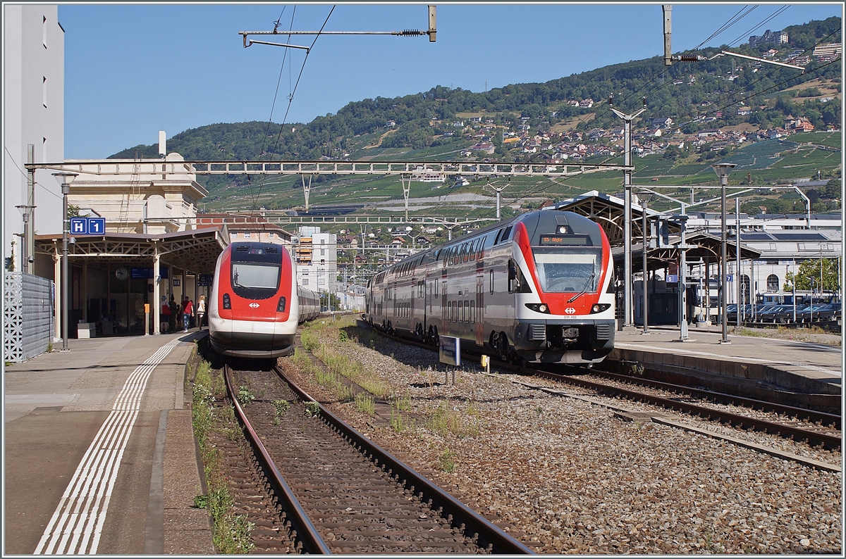 There is not very often a SBB ICN RABDe 500 on the Simlon-Line to see; here is a ICN a IR 90 service from Brig to Geneva Airport by his stop in Vevey. And the SBB RABe 511 102 is the S5 on the way to Aigle.

04.08.2022