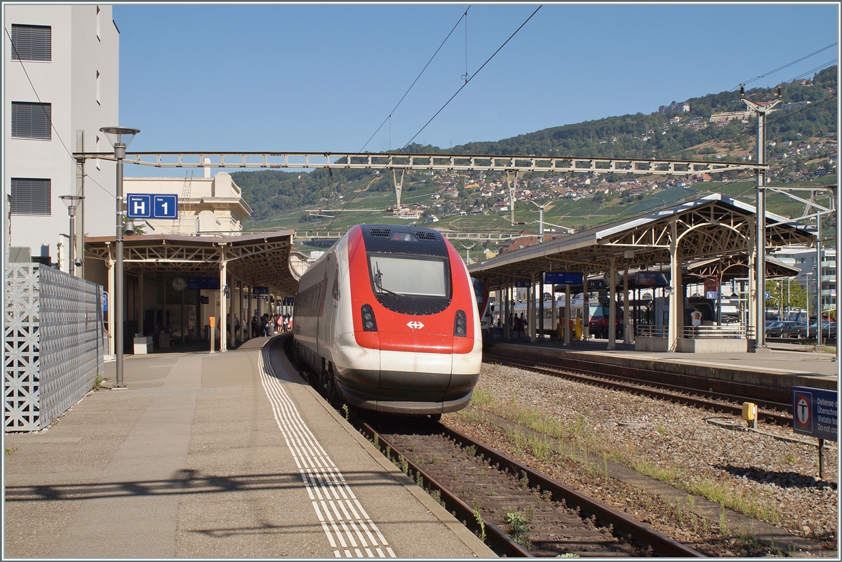 There is not very often a SBB ICN RABDe 500 on the Simlon-Line to see; here is a ICN a IR 90 service from Brig to Geneva Airport by his stop in Vevey. 

04.08.2022