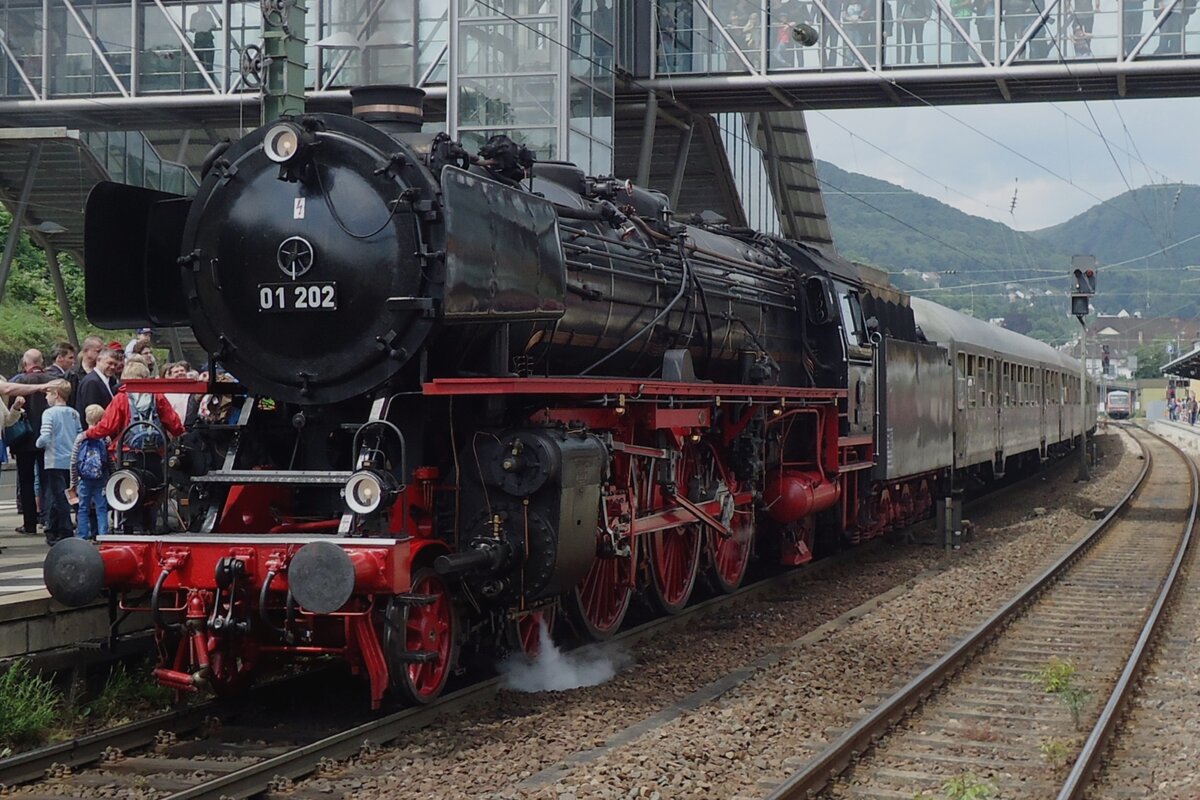 There seems to be some interest for Swiss steamer 01 202 with her extra train at Neustadt (Weinstrasse) on 31 May 2014 during the Dampfspektakel in Rhineland-Palatinate.