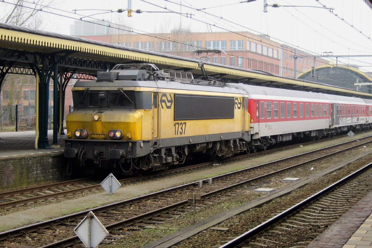 Third out of five: NS 1737 stands at 's-Hertogenbosch with the 3rd of five overnight trains from Tyrol on 4 March 2012.