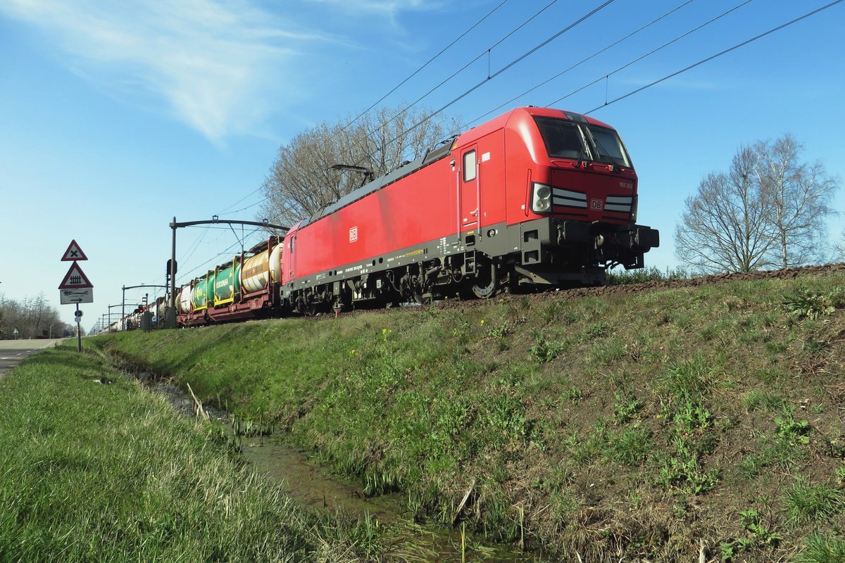 This frog's view on DB 193 353 at Boxtel on 30 March 2021 was due to a nearby demonstration by environmentalists that complete got out of hand, necessitating the Police to restore public order -and train operations to be suspended for about 15 minutes.