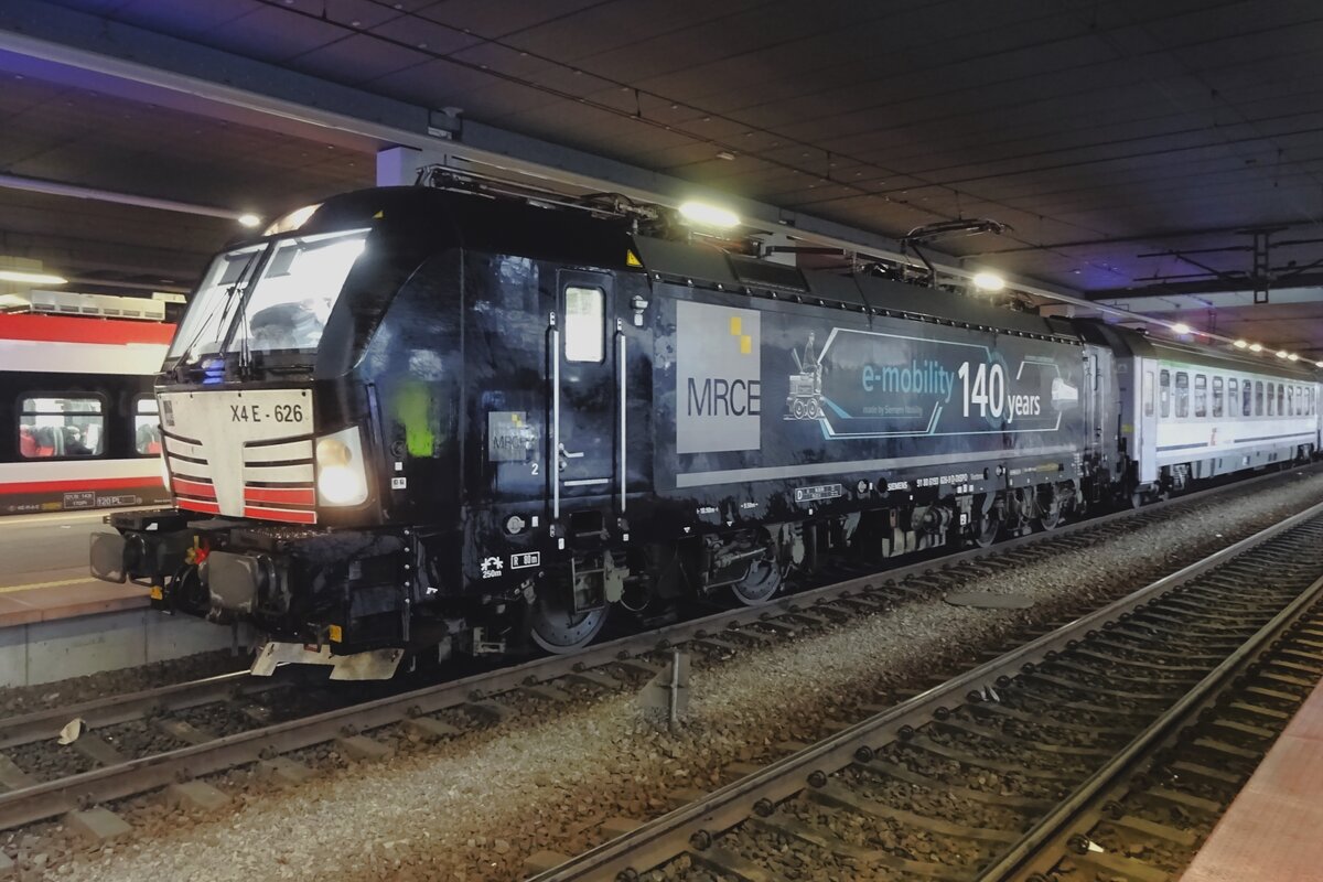 This is how train photos at Poznan Glowny are bound to look like: the old, open tracks 4-6 will be transferred to the already covered up Tracks 1-3. On 23 August 2021 X4E-626 calls at track 2 in Poznan Glowny with an EC to Warszawa-Wschodnia. This train was cut short from Rzepin due to the ever more occurring strikes on the German railway network.