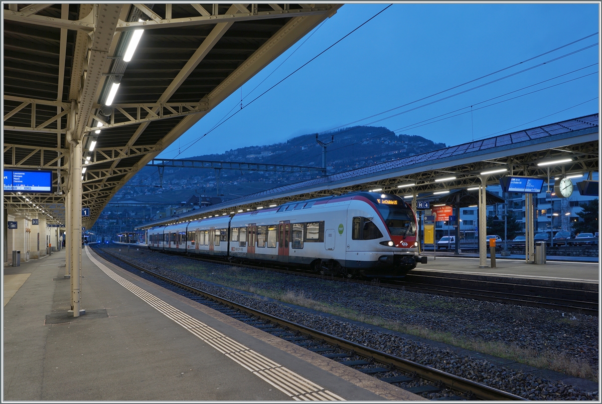 This picture from Vevey “only” shows one SBB Flirt, namely the SBB REV RABe 523 015-1. What is interesting, however, is the route of the RE 3558: from Fribourg to Le Chable (-Verbier) via the Train de Vignes route. The train runs on Saturdays and public holidays during the winter season.
January 2, 2024