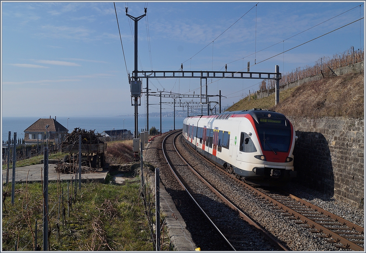 This SBB RABe 523 is on the way to Villeneuve and is arriving at Cully.
20.02.2018