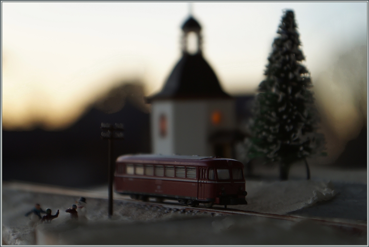 This Sunday is the Day of Model Railraoad: A mini club (Z Gauge) DB VT 698 in the winter evening landscape.
22.12.2014