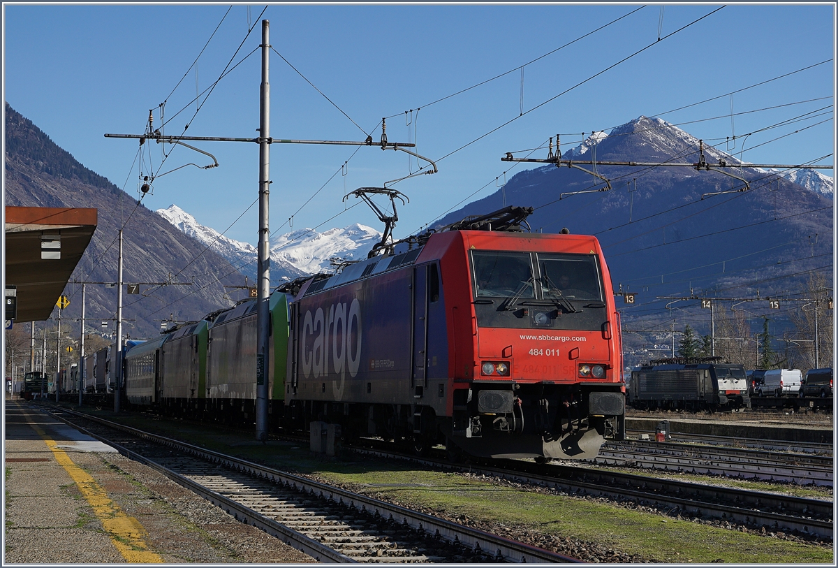 Ths SBB Re 484 011 wiht a LoRa in Domodossola.
11.03.2017