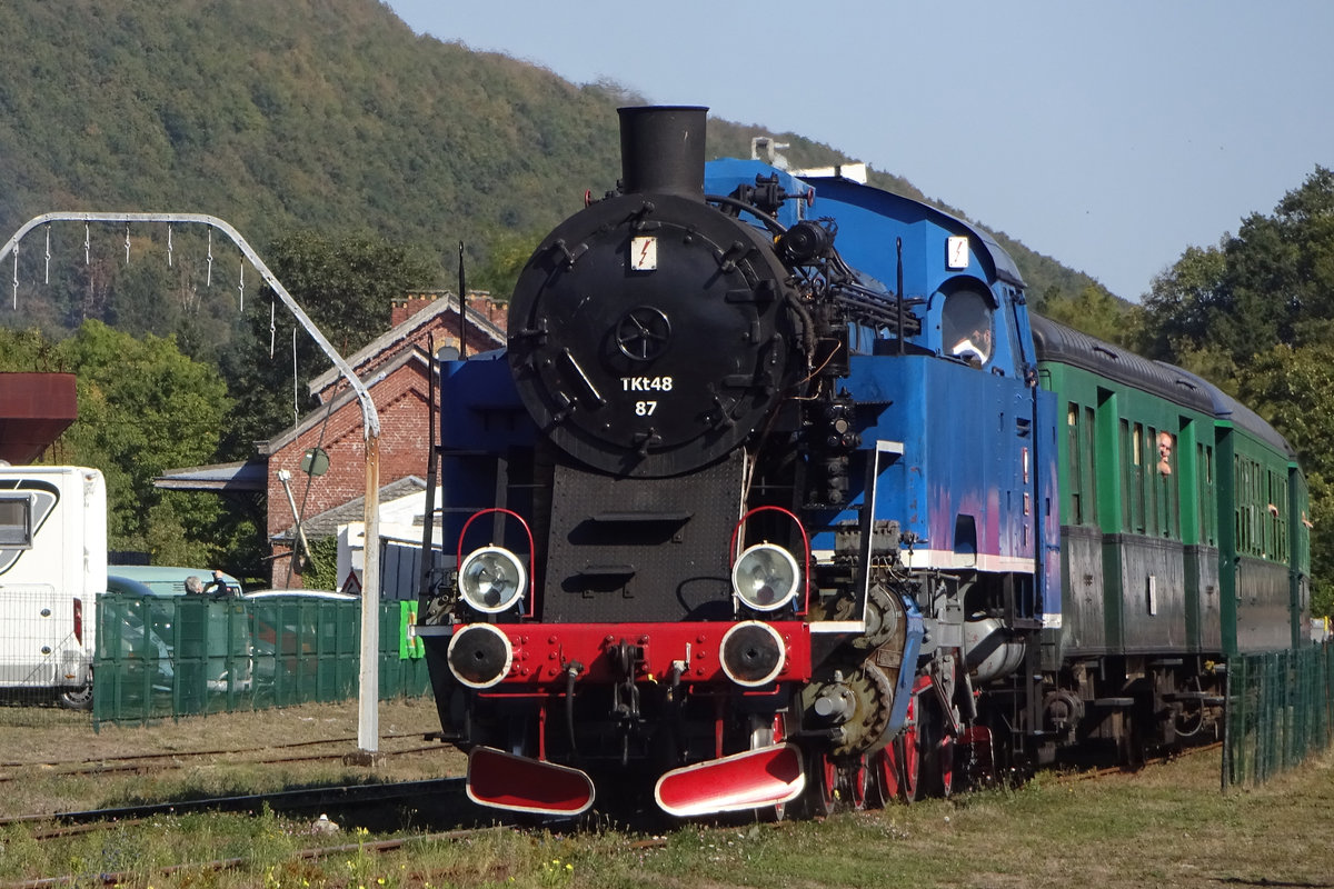TKt 48-87 stands with a steam shuttle in Treignes on 21 September 2019 during the Weekend a Vapeur, and enjoys the best possible weather.