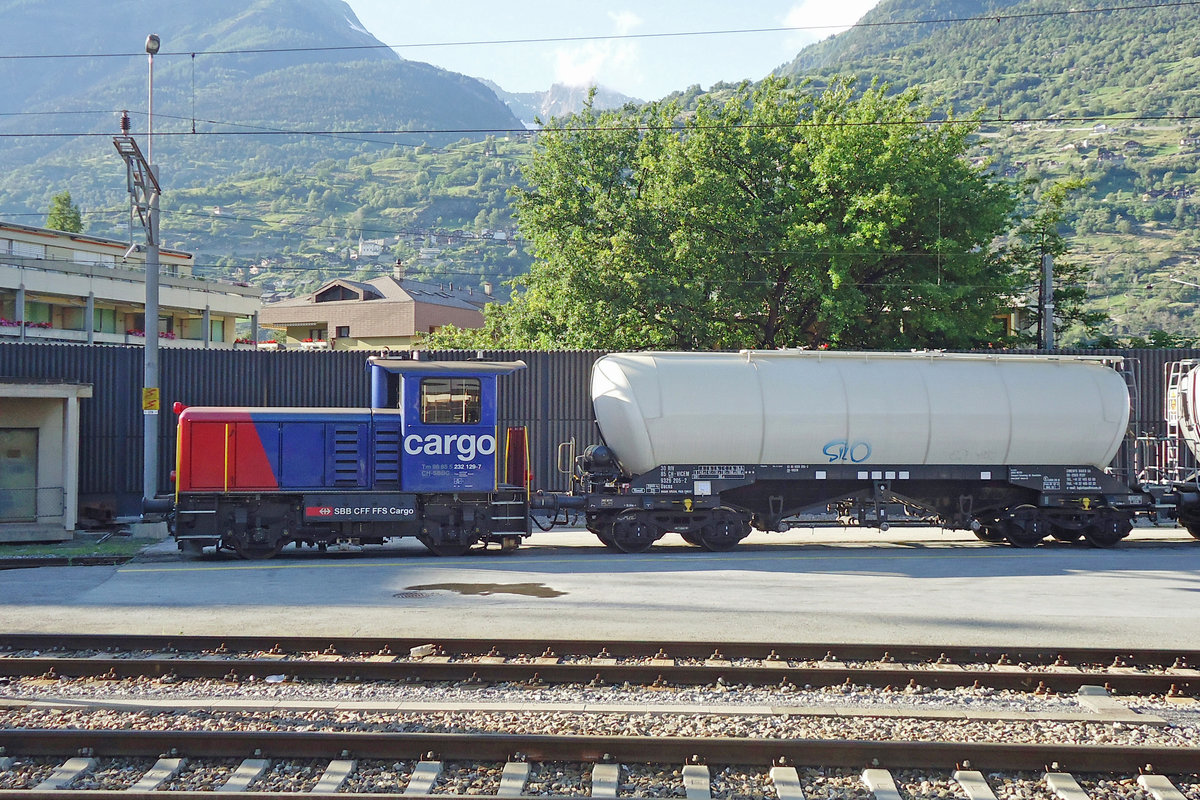 Tm 232 129 shunts one lime wagon in Visp on 30 June 2013.