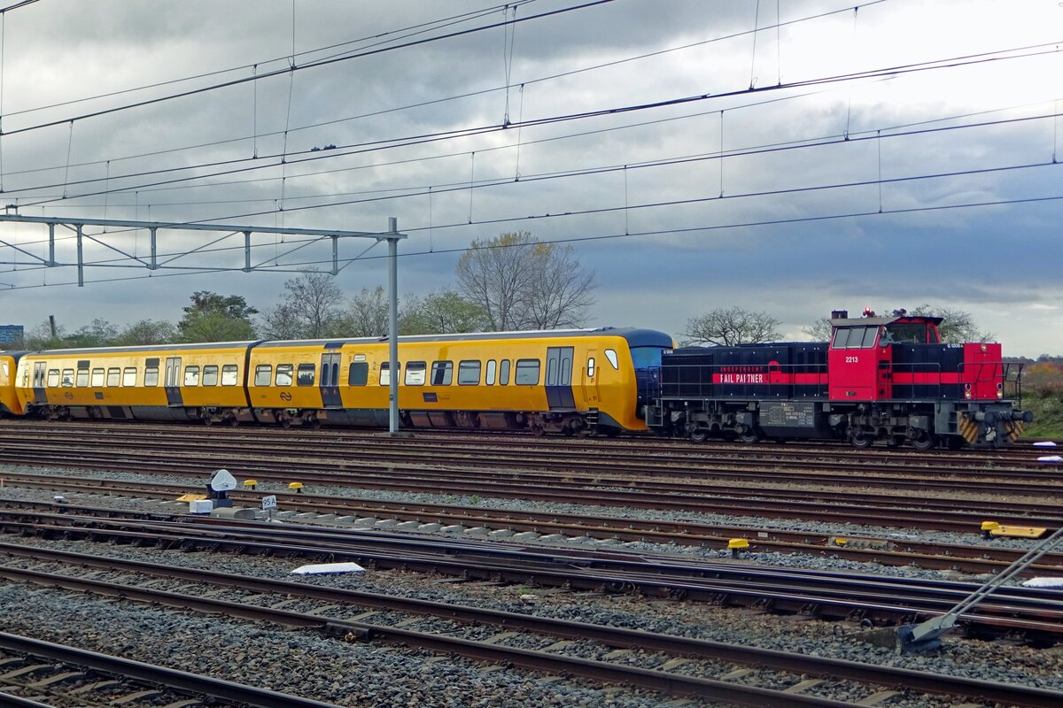 To clear the tracks at Nijmegen, IRP 2213 hauls a batch of DM'90 Buffels out of Nijmegen on 13 November 2019. The tracks have been lifted due to the building of a new platform to cope with the massive numbers of passengers -Nijmegen has had for decades a too small station for a city of 170,000 inhabitants -not counting the many students and commuters. IRP is a daughter operator of Lineas.