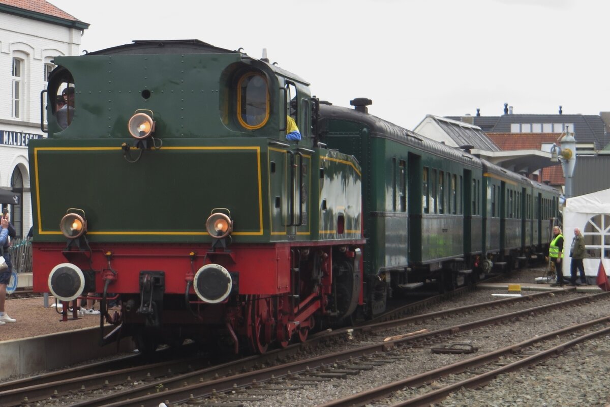 TOM, former Hoogovens Lok 22 enters Maldegem with a steam shuttle from Eeklo on 6 May 2023 during the Steam Weekend. Due to environmental issues and controversies, Tata Steel, owner of two steam engines, decided to quit steam excursions on their areal and sold the two steamers. TOM has found a new asylum in Maldegem.