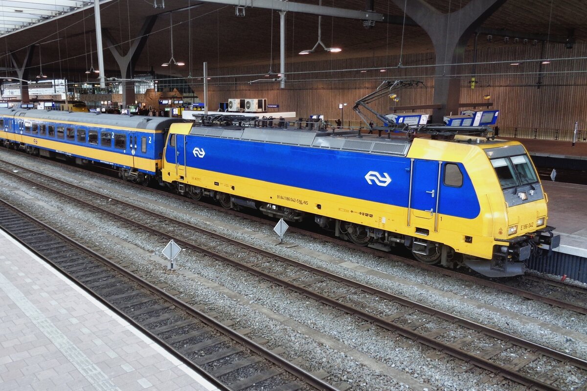 Top shot from a pedestrian bridge at Rotterdam Centraal on 186 042 on 26 March 2017.