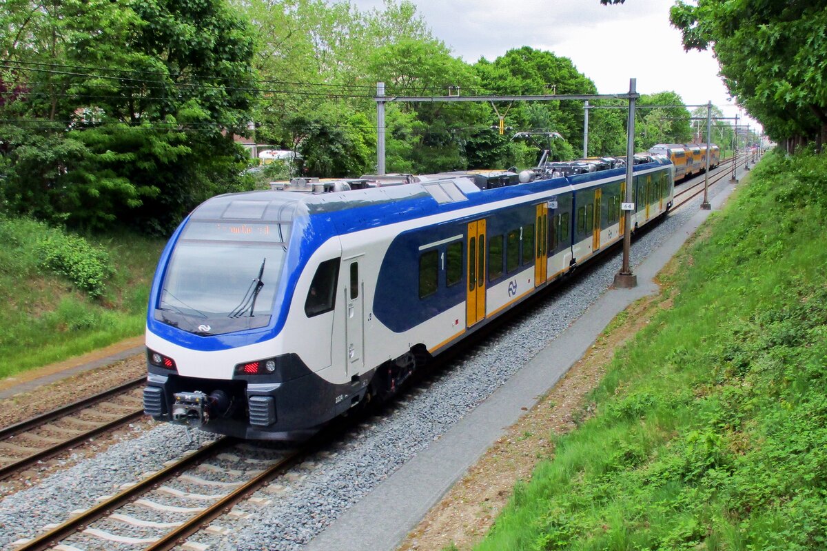 Top shot on 2224 passing through Nijmegen-Kolpingbuurt on 19 July 2017.