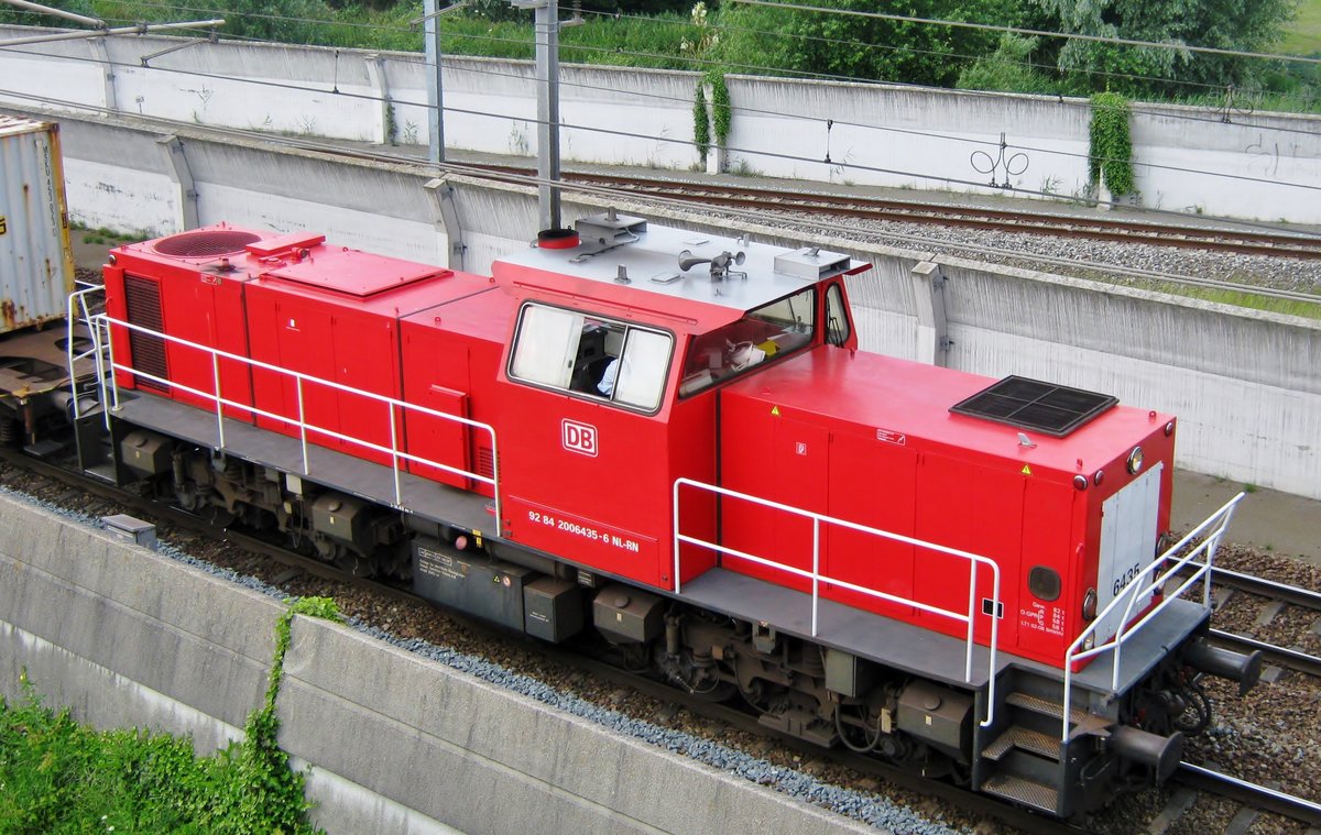 Top shot on 6435 passing by Barandrecht on the Betuweroute on 26 June 2012.