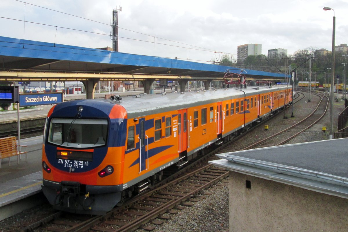 Top shot on EN57-2025 at Szczecin GLowny on 28 April 2016.