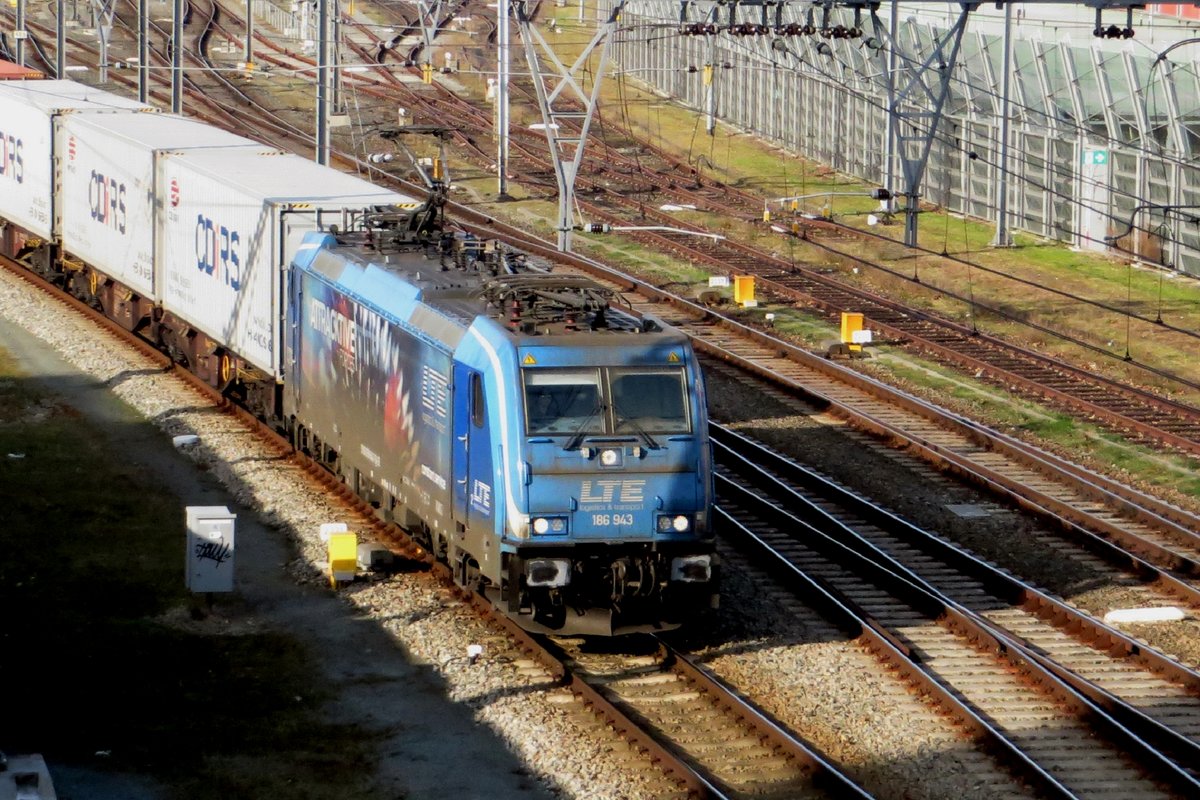 Top shot on LTE 193 943 passing through 's-Hertogenbosch on the evening of 31 March 2021.